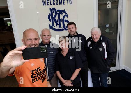 Selkirk, Regno Unito. 30th Set, 2022. Tim Tunnicliff prende un selfie con il personale e i membri del club di rugby a Selkirk il giorno 24 - Gala RFC a JedForest RFC. Il Great Rugger Run 2022 si svolge in Scozia tra il 7th settembre e il 1st ottobre 2022. Il percorso si snoda nelle West Highlands, Glasgow, Ayrshire, Stirling, Dundee, Edimburgo e termina al confine C oltre 500 miglia in 25 giorni! Credit: Rob Gray/Alamy Live News Foto Stock