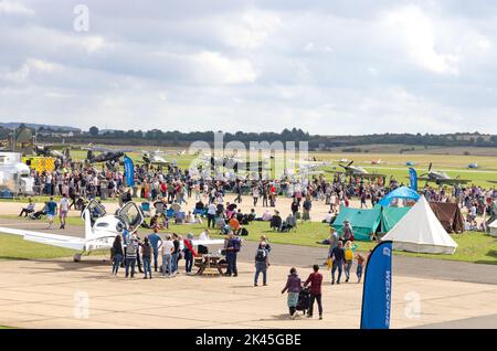 Duxford Airshow - folla di visitatori al Battle of Britain Airshow UK; Imperial War Museum, Duxford, Cambridgeshire UK Foto Stock