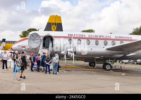 Persone che guardano un aereo Vickers Viscount 701 G-ALWF British European Airways ( BEA ) ad un programma aereo all'Imperial War Museum Duxford UK Foto Stock