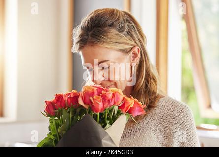 Donna matura, rose profumate e profumate in casa o a casa per il giorno di San Valentino, compleanno e celebrazione evento. Fiori, piante e bouquet floreale per Foto Stock