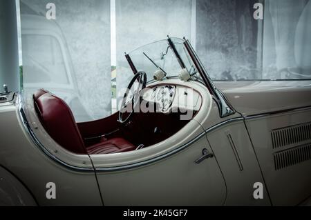 Ingolstadt, Germania - Luglio 5 2022: Collezione storica di auto da corsa Audi e altri marchi horch, dkw, auto Union, nsu. Mostra di roadste vintage Foto Stock