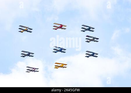 Tiger 9 Aeronautical Display Team, utilizzando de Havilland DH82A aerei, noto anche come la Tiger Moth, volando sopra l'Imperial War Museum Duxford, 2022 Airshow Foto Stock