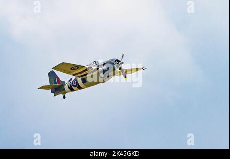 Aereo della Guerra Mondiale 2; aereo da combattimento Grumman FM-2 Wildcat American WW2 che vola all'Imperial War Museum Duxford UK Foto Stock