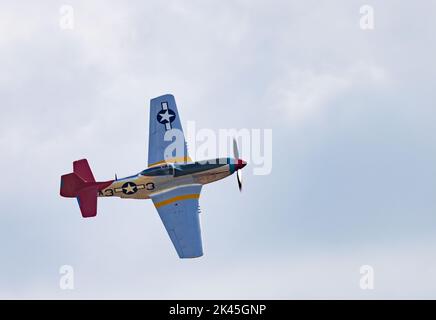 L'aereo da combattimento N-51D Mustang, la Miss Helen, un aereo americano della guerra mondiale del 2, volando presso l'Imperial War Museum Duxford UK Foto Stock