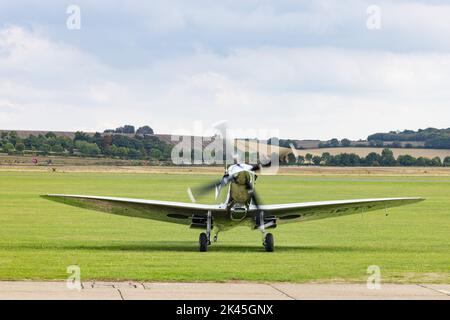 Il Supermarino Spitfire Mk IX, noto come " Silver Spitfire ", un aereo d'epoca della guerra mondiale del 2, visto a terra all'Imperial War Museum Duxford UK Foto Stock