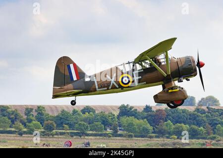 Westland Lysander Mk III - un aereo militare del 1930s usato per operazioni speciali nel WW2, volando al Duxford Imperial War Museum, Regno Unito Foto Stock