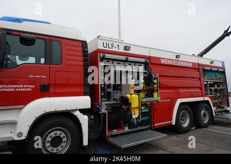 Vista sul camion dei vigili del fuoco rosso con porta laterale aperta dove è visibile l'attrezzatura antincendio. Foto Stock