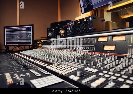 SSL im Brücke Studio Mainz von der Seite Foto Stock