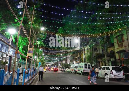 Via Kolkata si illumina a causa del famoso festival durga puja Foto Stock