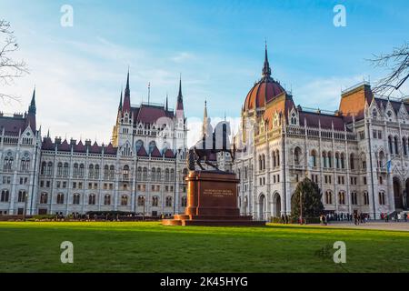 Statua equestre di Francesco II Rakoczi con l'edificio del Parlamento a Budapest sullo sfondo. Ungheria Foto Stock