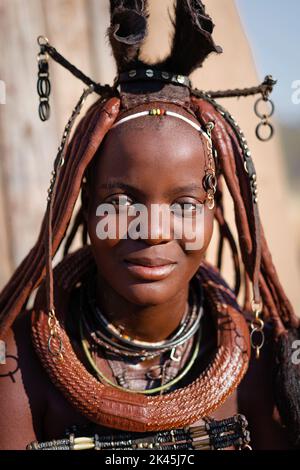 Ritratto di una donna Himba vestita in stile tradizionale in Namibia, Africa. Foto Stock