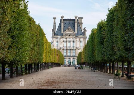 Parigi, francia. Agosto 2022. Jardin des Tuilleries con vista sull'Ecole du Louvre a Parigi. Foto di alta qualità Foto Stock