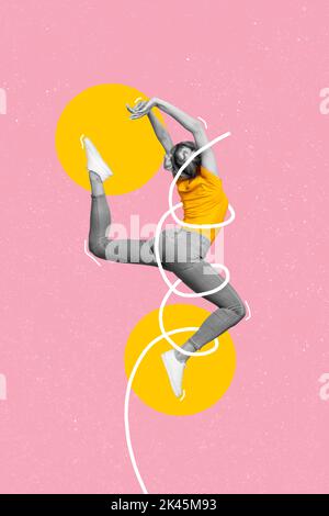 Foto collage creativo verticale illustrazione di bella ragazza bella e adorabile sport salto volare isolato su sfondo di colore rosa Foto Stock