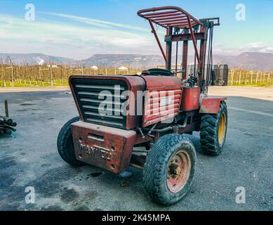 Un carrello molto vecchio fuori di una fabbrica di produzione Foto Stock