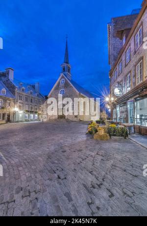 Quebec City, città vecchia all'alba, sito patrimonio dell'umanità dell'UNESCO, Place Royale, aa piazza acciottolata e la chiesa di Notre Dame des Victoires Foto Stock