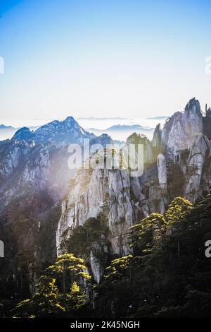 Le ripide cime frastagliate di granito delle Huangshan Mountains, le Yellow Mountains. Foto Stock