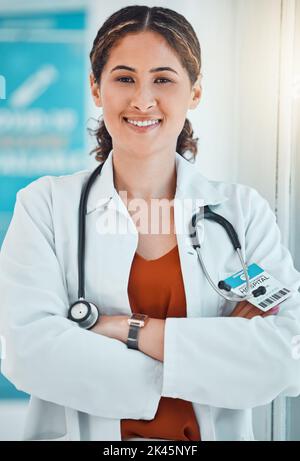 Assistenza medica, esperto di assistenza sanitaria e donna con visione medica per il lavoro di medicina ospedaliera. Ritratto di fiera infermiera, consulente e lavoratore consulenza Foto Stock