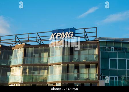 Tallinn, Estonia - 19 settembre 2022: Logo KPMG su un edificio nel centro di Tallinn. Foto Stock