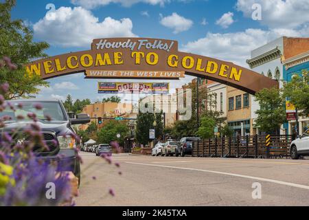 GOLDEN, COLORADO, STATI UNITI - 27 AGOSTO 2022: Golden Colorado Main Street con un'iscrizione: Benvenuti a Golden. Centro storico, dispone di un Foto Stock