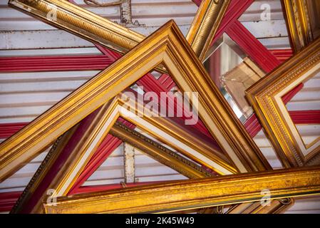 Parigi, Francia. Agosto 2022. Cornici di varie dimensioni al mercato delle pulci di Parigi. Foto di alta qualità Foto Stock
