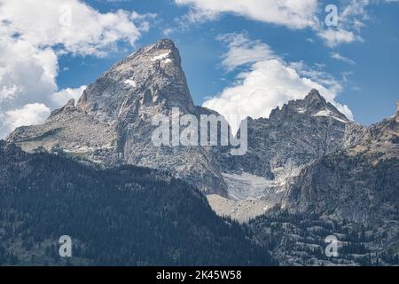 Vista panoramica delle cime del Grand Teton e del Monte Owen con il ghiacciaio Teton situato in mezzo. Tratto dalla Teton Glacier Turnout. Foto Stock