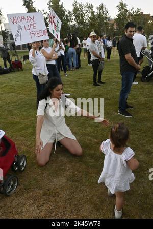 West Hollywood, Stati Uniti. 29th Set, 2022. Centinaia si riuniscono per la veglia a lume di candela della Iranian American Women Foundation per Mahsa Amini al West Hollywood Park di West Hollywood, California, giovedì 29 settembre 2022. Venerdì il governo iraniano ha bloccato l'accesso a Internet e alle applicazioni di messaggistica in un'intensificazione della repressione delle proteste scatenate dalla morte di Mahsa Amini, una giovane donna detenuta dalla polizia morale. Foto di Jim Ruymen/UPI Credit: UPI/Alamy Live News Foto Stock