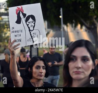 West Hollywood, Stati Uniti. 29th Set, 2022. Centinaia si riuniscono per la veglia a lume di candela della Iranian American Women Foundation per Mahsa Amini al West Hollywood Park di West Hollywood, California, giovedì 29 settembre 2022. Venerdì il governo iraniano ha bloccato l'accesso a Internet e alle applicazioni di messaggistica in un'intensificazione della repressione delle proteste scatenate dalla morte di Mahsa Amini, una giovane donna detenuta dalla polizia morale. Foto di Jim Ruymen/UPI Credit: UPI/Alamy Live News Foto Stock