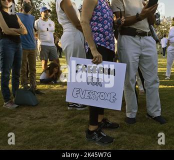 West Hollywood, Stati Uniti. 29th Set, 2022. Centinaia si riuniscono per la veglia a lume di candela della Iranian American Women Foundation per Mahsa Amini al West Hollywood Park di West Hollywood, California, giovedì 29 settembre 2022. Venerdì il governo iraniano ha bloccato l'accesso a Internet e alle applicazioni di messaggistica in un'intensificazione della repressione delle proteste scatenate dalla morte di Mahsa Amini, una giovane donna detenuta dalla polizia morale. Foto di Jim Ruymen/UPI Credit: UPI/Alamy Live News Foto Stock