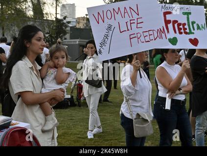 West Hollywood, Stati Uniti. 29th Set, 2022. Centinaia si riuniscono per la veglia a lume di candela della Iranian American Women Foundation per Mahsa Amini al West Hollywood Park di West Hollywood, California, giovedì 29 settembre 2022. Venerdì il governo iraniano ha bloccato l'accesso a Internet e alle applicazioni di messaggistica in un'intensificazione della repressione delle proteste scatenate dalla morte di Mahsa Amini, una giovane donna detenuta dalla polizia morale. Foto di Jim Ruymen/UPI Credit: UPI/Alamy Live News Foto Stock