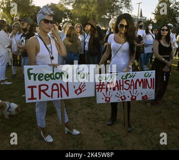 West Hollywood, Stati Uniti. 29th Set, 2022. Centinaia si riuniscono per la veglia a lume di candela della Iranian American Women Foundation per Mahsa Amini al West Hollywood Park di West Hollywood, California, giovedì 29 settembre 2022. Venerdì il governo iraniano ha bloccato l'accesso a Internet e alle applicazioni di messaggistica in un'intensificazione della repressione delle proteste scatenate dalla morte di Mahsa Amini, una giovane donna detenuta dalla polizia morale. Foto di Jim Ruymen/UPI Credit: UPI/Alamy Live News Foto Stock
