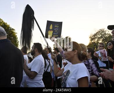 West Hollywood, Stati Uniti. 29th Set, 2022. Centinaia si riuniscono per la veglia a lume di candela della Iranian American Women Foundation per Mahsa Amini al West Hollywood Park di West Hollywood, California, giovedì 29 settembre 2022. Venerdì il governo iraniano ha bloccato l'accesso a Internet e alle applicazioni di messaggistica in un'intensificazione della repressione delle proteste scatenate dalla morte di Mahsa Amini, una giovane donna detenuta dalla polizia morale. Foto di Jim Ruymen/UPI Credit: UPI/Alamy Live News Foto Stock