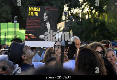 West Hollywood, Stati Uniti. 29th Set, 2022. Centinaia si riuniscono per la veglia a lume di candela della Iranian American Women Foundation per Mahsa Amini al West Hollywood Park di West Hollywood, California, giovedì 29 settembre 2022. Venerdì il governo iraniano ha bloccato l'accesso a Internet e alle applicazioni di messaggistica in un'intensificazione della repressione delle proteste scatenate dalla morte di Mahsa Amini, una giovane donna detenuta dalla polizia morale. Foto di Jim Ruymen/UPI Credit: UPI/Alamy Live News Foto Stock