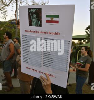 West Hollywood, Stati Uniti. 29th Set, 2022. Centinaia si riuniscono per la veglia a lume di candela della Iranian American Women Foundation per Mahsa Amini al West Hollywood Park di West Hollywood, California, giovedì 29 settembre 2022. Venerdì il governo iraniano ha bloccato l'accesso a Internet e alle applicazioni di messaggistica in un'intensificazione della repressione delle proteste scatenate dalla morte di Mahsa Amini, una giovane donna detenuta dalla polizia morale. Foto di Jim Ruymen/UPI Credit: UPI/Alamy Live News Foto Stock
