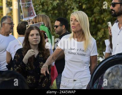 West Hollywood, Stati Uniti. 29th Set, 2022. Centinaia si riuniscono per la veglia a lume di candela della Iranian American Women Foundation per Mahsa Amini al West Hollywood Park di West Hollywood, California, giovedì 29 settembre 2022. Venerdì il governo iraniano ha bloccato l'accesso a Internet e alle applicazioni di messaggistica in un'intensificazione della repressione delle proteste scatenate dalla morte di Mahsa Amini, una giovane donna detenuta dalla polizia morale. Foto di Jim Ruymen/UPI Credit: UPI/Alamy Live News Foto Stock