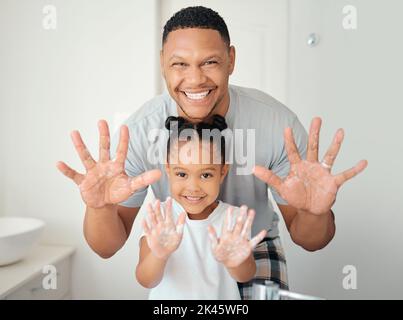 Famiglia nera con sapone sulle mani in bagno per la pulizia dei batteri sicurezza, apprendimento o insegnamento igiene sanitario ritratto. Benessere padre mostrando Foto Stock