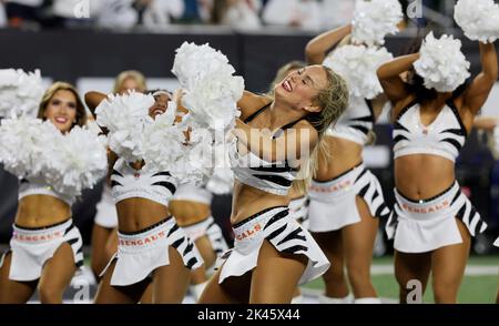 Cincinnati, Stati Uniti. 29th Set, 2022. I cheerleaders dei bengals di Cincinnati fanno il tifo per la loro squadra contro i Miami Dolphins durante la prima metà del gioco al Paycor Stadium, giovedì 29 settembre 2022 a Cincinnati, Ohio. Foto di John Sommers II/UPI Credit: UPI/Alamy Live News Foto Stock