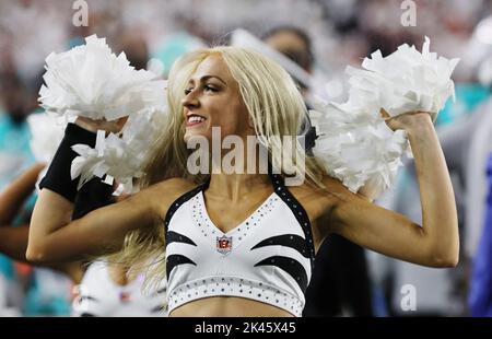 Cincinnati, Stati Uniti. 29th Set, 2022. I cheerleaders dei bengals di Cincinnati fanno il tifo per la loro squadra contro i Miami Dolphins durante la prima metà del gioco al Paycor Stadium, giovedì 29 settembre 2022 a Cincinnati, Ohio. Foto di John Sommers II/UPI Credit: UPI/Alamy Live News Foto Stock