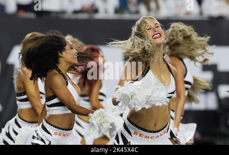 Cincinnati, Stati Uniti. 29th Set, 2022. I cheerleaders dei bengals di Cincinnati fanno il tifo per la loro squadra contro i Miami Dolphins durante la prima metà del gioco al Paycor Stadium, giovedì 29 settembre 2022 a Cincinnati, Ohio. Foto di John Sommers II/UPI Credit: UPI/Alamy Live News Foto Stock