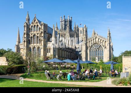 Il ristorante Almonry & sale da tè con Ely Cattedrale dietro, la Chapter House, High Street, Ely, Cambridgeshire, Inghilterra, Regno Unito Foto Stock