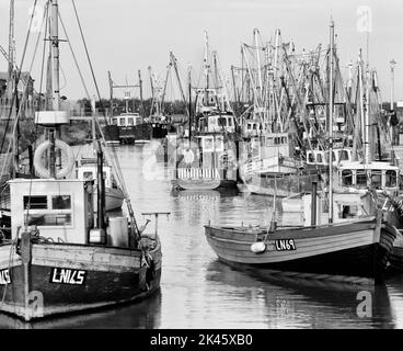 La flotta di pescatori in porto. Lynn del re. Norfolk, Inghilterra. REGNO UNITO. Circa anni '90 Foto Stock