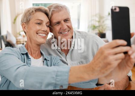 Coppia anziana che prende selfie con il telefono, sorridi innamorato di 5g e tecnologia per i social media in matrimonio a casa. Felice, sposato e sorridente e l'uomo Foto Stock
