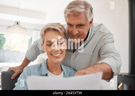 Bilancio di coppia di pensione, finanza e pianificazione degli investimenti, prestito e fatture di lavoro a casa. Uomo felice, donna anziana e gente che legge le note amministrative Foto Stock