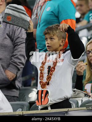 Cincinnati, Stati Uniti. 29th Set, 2022. I fan dei Cincinnati Bengals fanno il tifo per la loro squadra contro i Miami Dolphins durante la seconda metà del gioco al Paycor Stadium, giovedì 29 settembre 2022 a Cincinnati, Ohio. Foto di John Sommers II/UPI Credit: UPI/Alamy Live News Foto Stock