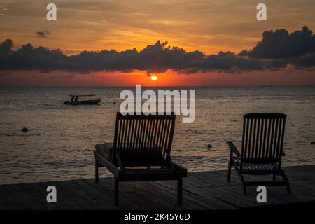 Una bella alba con un tranquillo ambiente tropicale da un ponte sulla costa mette in risalto la bella mattina per iniziare una nuova giornata. Foto Stock