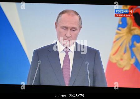 30 settembre 2022, Clermont Ferrand, Auvergne Rodano Alpi, Francia: Vladimir Putin consegna un discorso al popolo russo a seguito dei risultati del referendum sull'annessione in quattro regioni dell'Ucraina controllate in parte da Mosca: Donetsk e Lugansk ad est, Kherson e Zaporizhia a sud. Questo discorso mira a formalizzare 'l'ingresso di nuovi territori nella Federazione Russa' (Credit Image: © Adrien Fillon/ZUMA Press Wire) Foto Stock