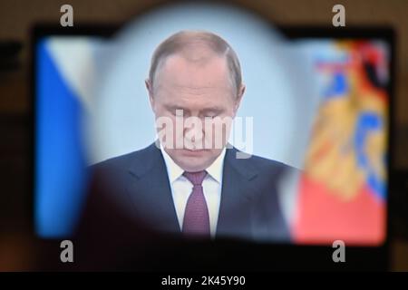 30 settembre 2022, Clermont Ferrand, Auvergne Rodano Alpi, Francia: Vladimir Putin consegna un discorso al popolo russo a seguito dei risultati del referendum sull'annessione in quattro regioni dell'Ucraina controllate in parte da Mosca: Donetsk e Lugansk ad est, Kherson e Zaporizhia a sud. Questo discorso mira a formalizzare 'l'ingresso di nuovi territori nella Federazione Russa' (Credit Image: © Adrien Fillon/ZUMA Press Wire) Foto Stock