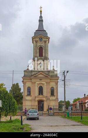 Pancevo, Serbia - 01 settembre 2022: Chiesa della Santissima Trinità ortodossa serba Banatsko Novo Selo. Foto Stock