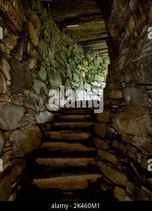 Vista se sulle scale tra le pareti interna (R) ed esterna (L) della torre di covata dell'età del ferro di Dun Troddan, Glenelg, Scozia, Regno Unito, unite da architravi. Foto Stock