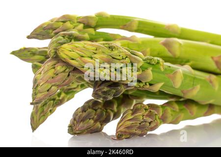 Diversi gambi di asparagi biologici verdi, primo piano, isolati su bianco. Foto Stock