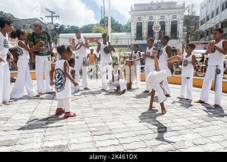 Gruppo di persone che giocano a capoeira in una piazza della città di Nazare das Farinhas, Brasile. Foto Stock